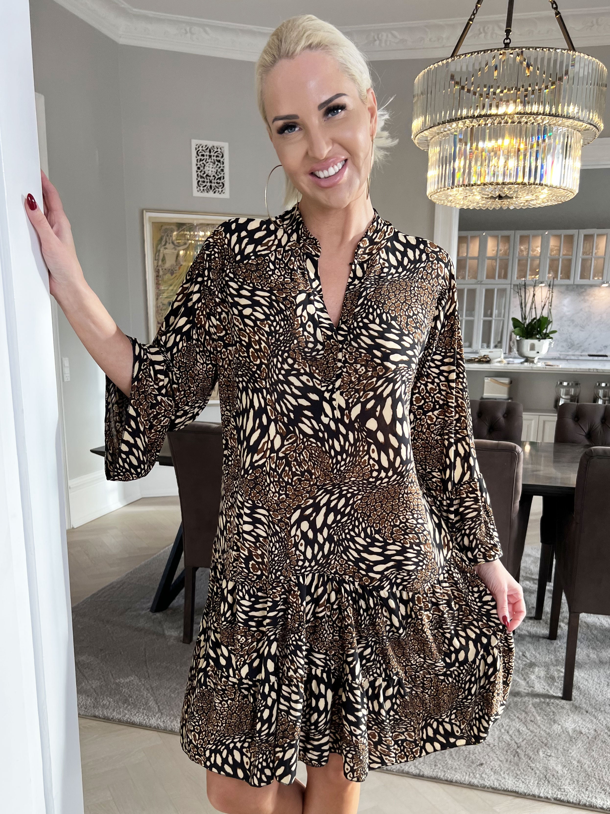 Pauline Pattern - Klänning med v-ringning och liten volangkjol